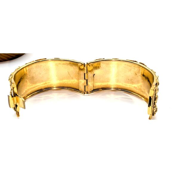 Vintage Victorian Revival Repousse Hinged Gold Tone Estate Bangle - Picture 3 of 5